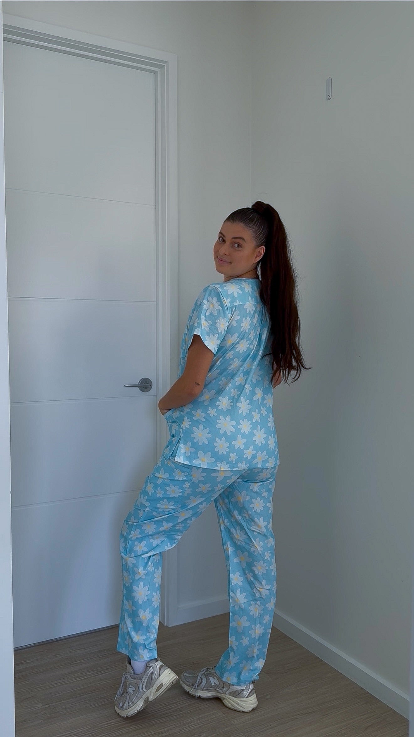 Daisy Blues - Scrub Set