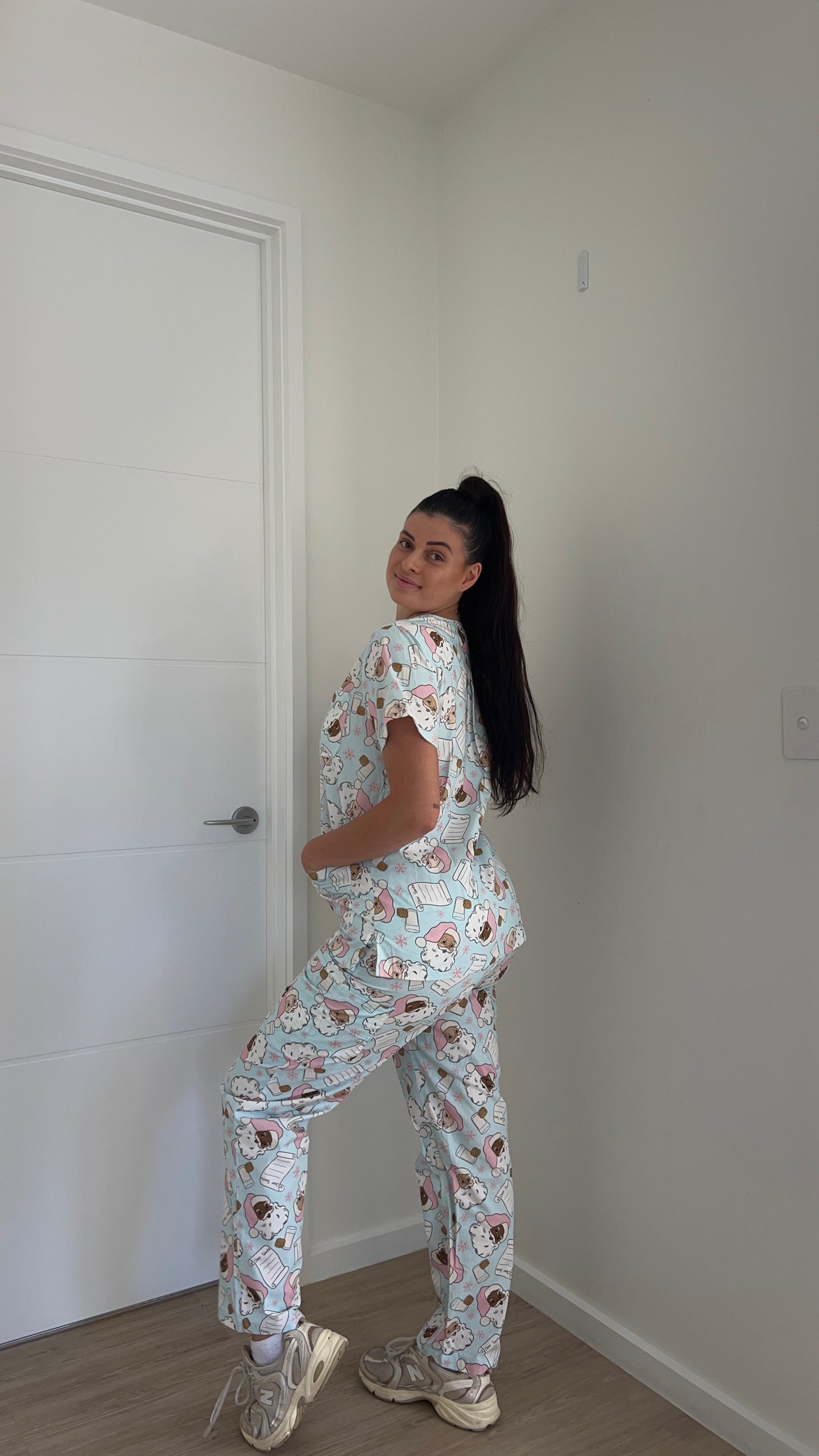 Santa & Snow - Scrub Set